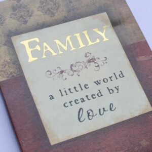 Rótulo: Family a Little World Created by Love