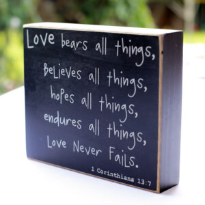 Rótulo: Love Bears All Things